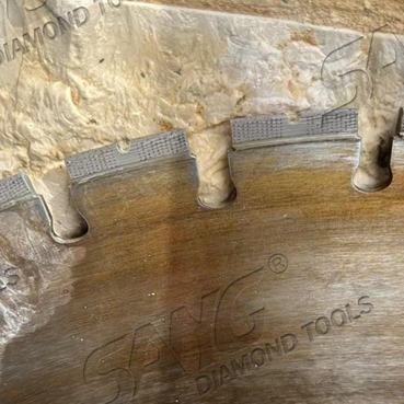 Étude de cas client | Lames de scie murale segmentées ARIX en V soudées au laser de 800 à 1 400 mm de SANG sur le marché européen